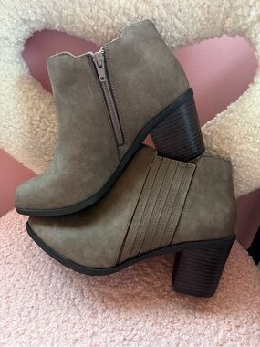 Arizona Odessa Taupe Faux Suede Block Heel Ankle Booties Size 8